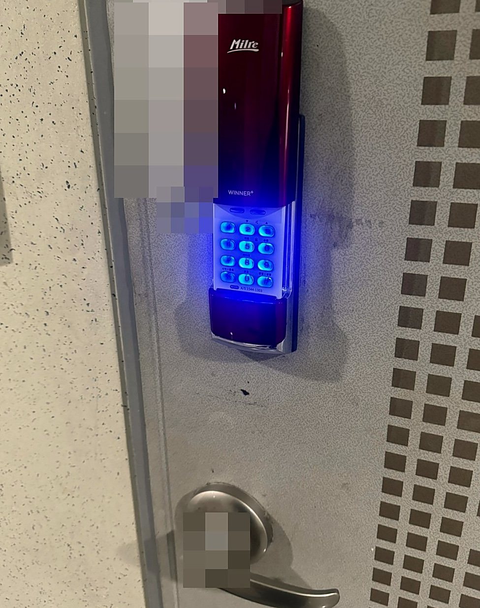 동안구 평안동 출장 — 회색 문에 달린 붉은 도어락과 푸른 불빛이 켜진 번호판, 아래 은색 손잡이